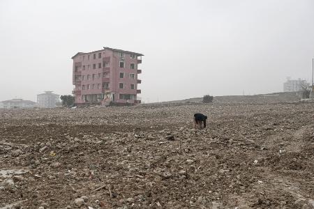地震で倒壊した建物が撤去され、更地になった元住宅街＝２月５日、トルコ南部アンタキヤ（共同）