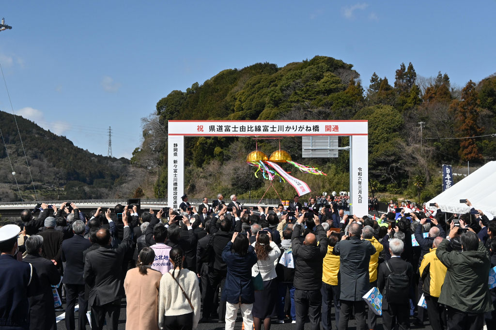 富士川かりがね橋の開通を祝う関係者ら＝９日正午ごろ、富士市内