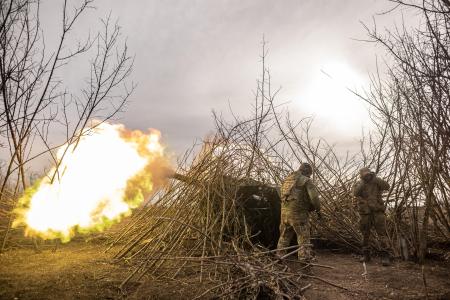 ウクライナ東部ドネツク州バフムト近郊で大砲を発射するウクライナ兵＝５日（ゲッティ＝共同）