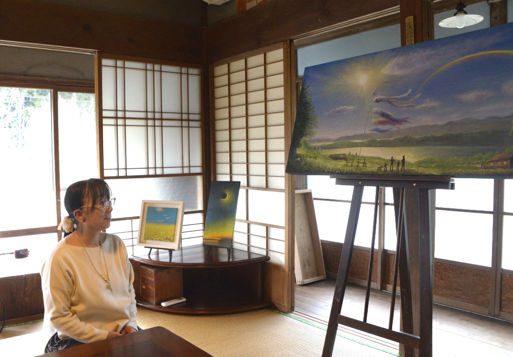 足立典正さんが生前に描いた洋画。自然の風景や樹木などを題材とした＝浜松市天竜区月
