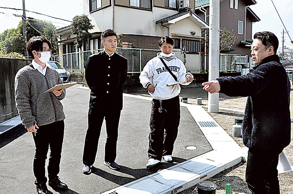 分譲地で間取りや駐車場の配置を考える参加者ら＝長泉町本宿