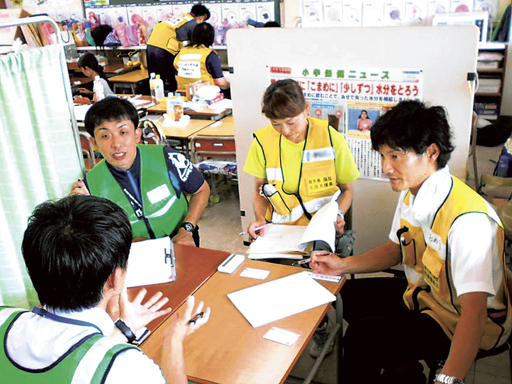 岩手ＤＷＡＴと活動する静岡ＤＷＡＴ隊員（左から２人目）＝２０１８年７月、岡山県倉敷市（静岡県社会福祉協議会提供、写真の一部を加工しています）