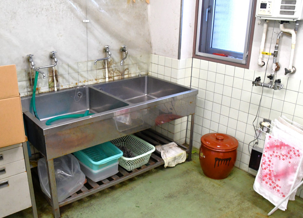 水かけ菜漬けの製造などで利用できる農産物加工センターの洗い場。施設内は窓の網戸設置や床の補修など改修を行った＝３月４日、御殿場市ぐみ沢