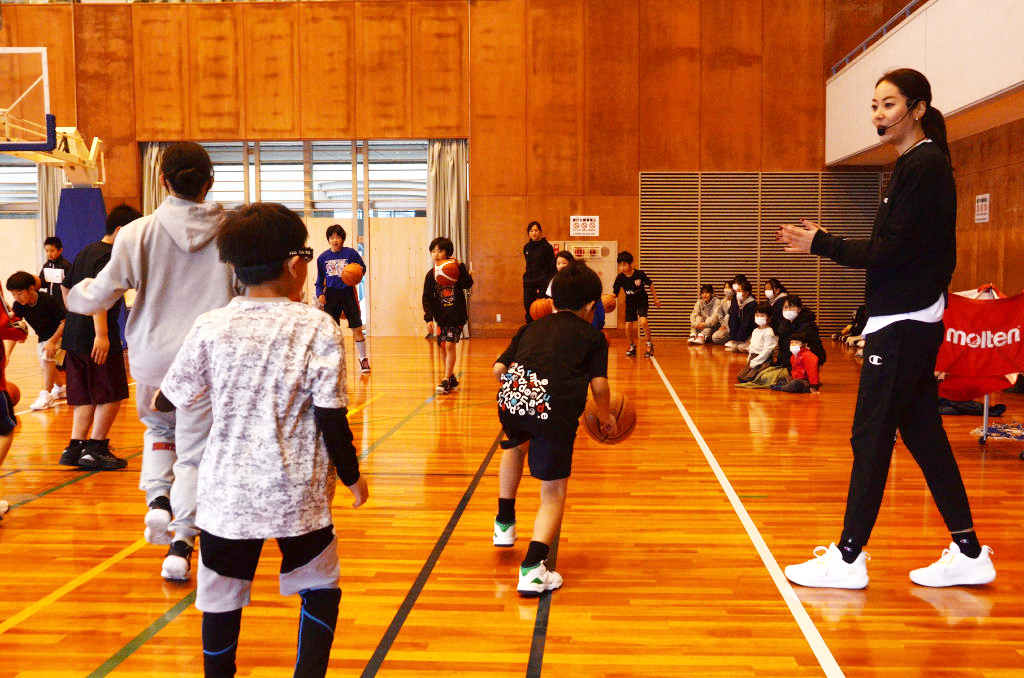 中川さん（右）にバスケットボールの指導を受ける子どもたち＝浜松市中央区の浜松アリーナ