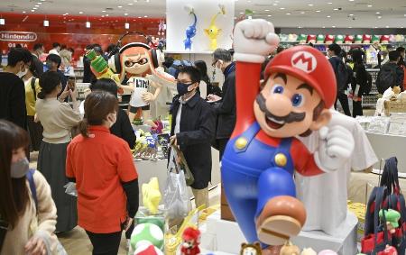 「スーパーマリオ」など人気ゲームの関連商品が並ぶ、任天堂の直営店「ニンテンドーオオサカ」＝２０２２年１１月、大阪・梅田