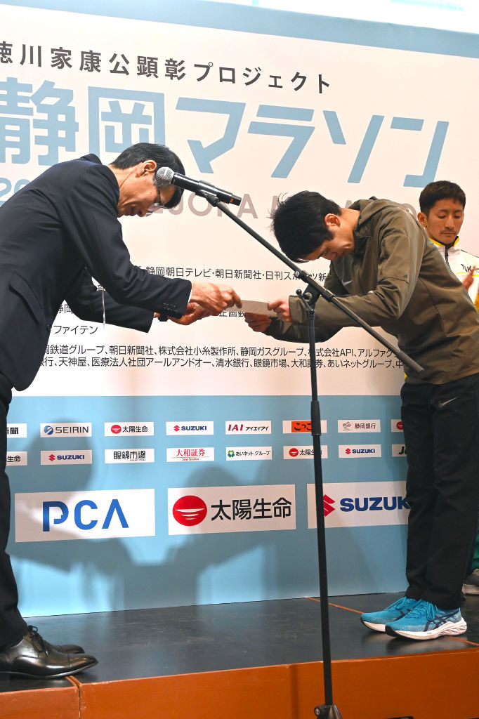 男子総合で優勝し、表彰を受ける小田さん（右）＝ＪＲ清水駅前