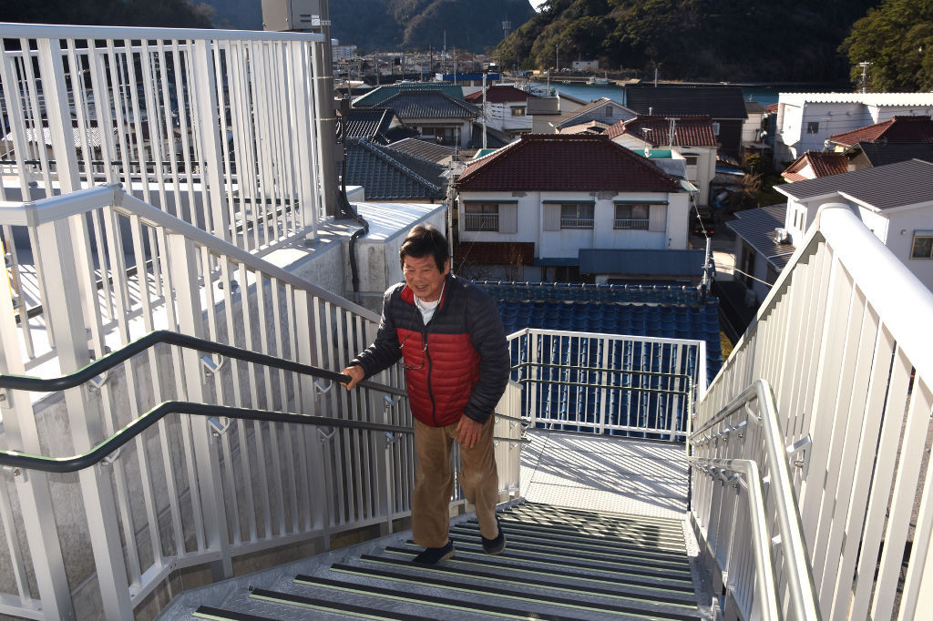 事前に詳細な時間を告知せず実施した訓練で、津波避難タワーに上る住民＝１０日午前、西伊豆町仁科