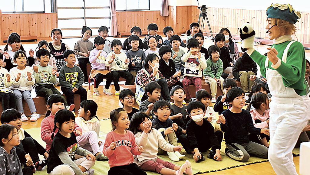田中さん（右）の歌に合わせて音楽を楽しむ子どもたち＝三島市の錦田こども園