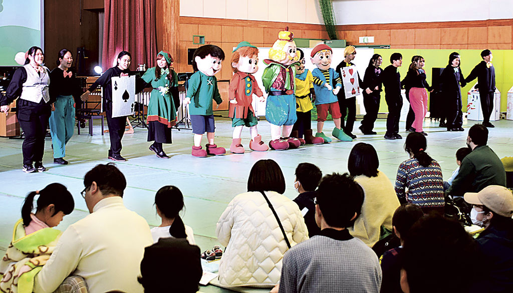 着ぐるみショーを繰り広げる学生たち＝焼津市本中根の静岡福祉大