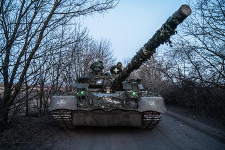 ウクライナ東部ドネツク州で戦闘に備えるウクライナ軍の戦車と兵士＝９日（ゲッティ＝共同）