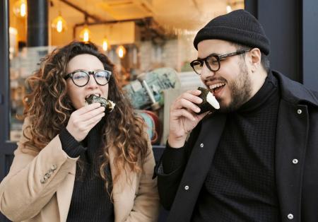 「おむすび権米衛」パリ店でおにぎりを食べる男女＝２月、パリ（共同）