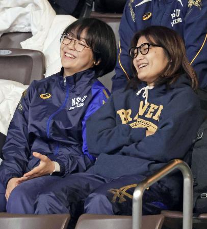伊調馨（右）と並んで全日本選手権を観戦する藤波朱理＝２０２３年１２月、代々木第二体育館