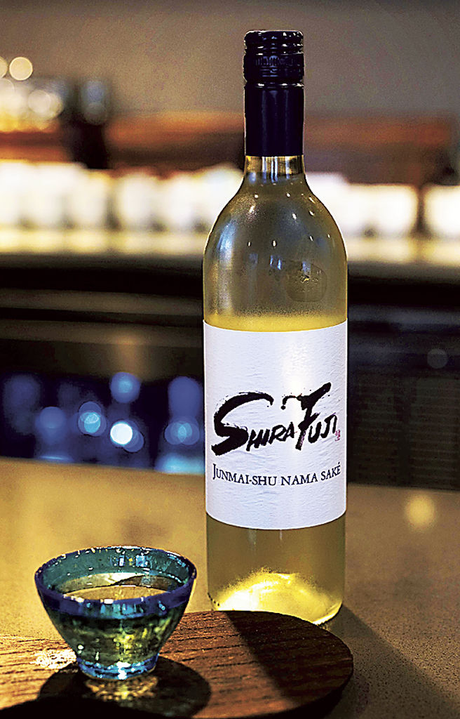 米ウッディンビルで醸造する日本酒「ＳＨＩＲＡＦＵＪＩ」。元ワイナリーの酒蔵に白ワインの酵母が残っているからか黄色が付いた仕上がりになるという（共同）