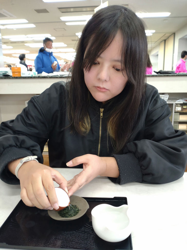 急須を使わず玉露が味わえる「しずく飲み」（２月２４日、静岡茶市場の「第３回茶いちばまつり」）
