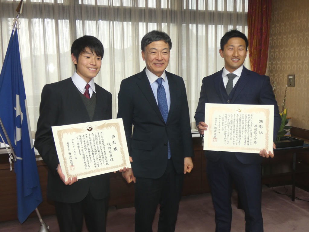 市長顕彰を受けた浅川さん（左）と渡辺さん（右）＝静岡市役所静岡庁舎