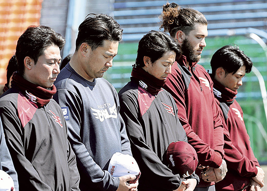 東日本大震災から１３年となり、黙とうをささげる田中将大投手（左から２人目）ら楽天ナイン＝草薙球場