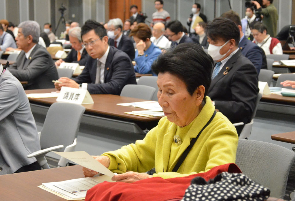 与野党の議員とともに集会に参加した袴田巌さんの姉ひで子さん＝１２日午後、都内の参院議員会館