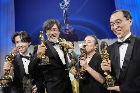 第９６回米アカデミー賞で映画「ゴジラ－１．０」が視覚効果賞を受賞し、笑顔で撮影に応じる山崎貴監督（左から２人目）ら＝１０日、米ハリウッド（ＡＰ＝共同）