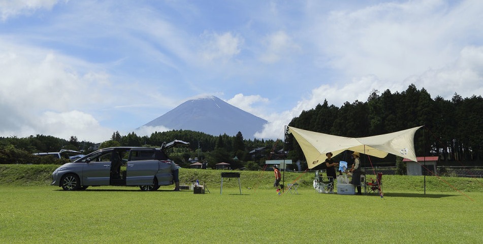 広い芝生のサイトから富士山の眺めを楽しめる大野路ファミリーキャンプ場＝裾野市