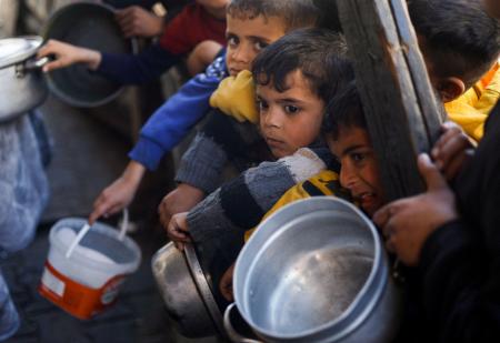 食料の配給を待つ子どもたち＝５日、ガザ地区南部ラファ（ロイター＝共同）