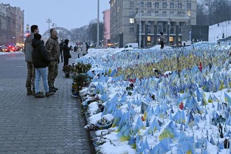 ロシアとの戦闘で犠牲となった兵士らを追悼する旗が並ぶウクライナ・キーウ中心部の広場＝２０２３年１２月７日（共同）