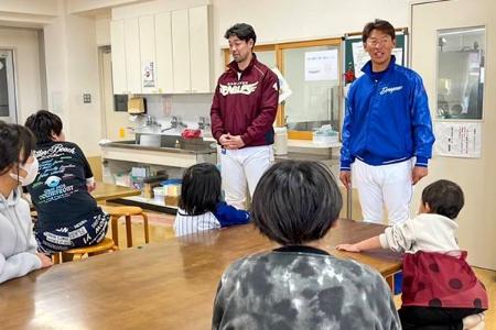 児童養護施設を訪問した山井さん（右）、左は中日から移籍した阿部寿樹内野手＝２０２３年１２月、宮城県気仙沼市