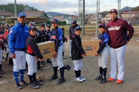 野球教室で子どもたちと交流した山井さん（左）、右は中日から楽天に移籍した阿部寿樹内野手＝２０２３年１２月