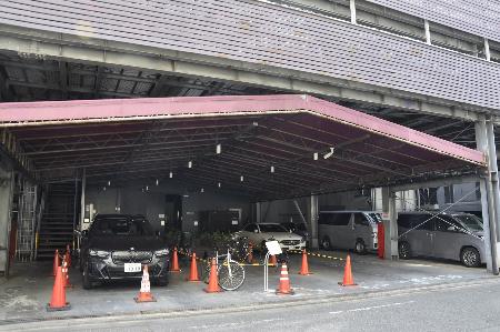 ジュリアナ東京があった建物の入り口。赤い屋根は当時のまま残っている＝２月、東京・芝浦