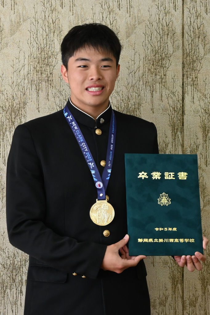 優勝メダルを首からかけ、卒業証書を手にする大神さん＝掛川市城西の掛川西高