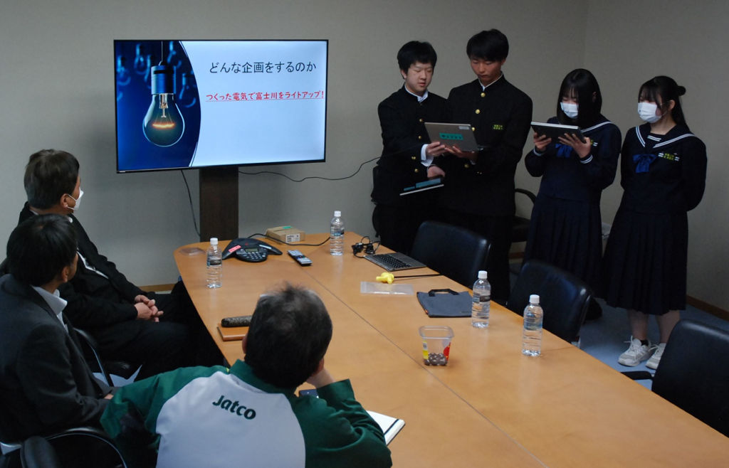 自動変速機を使ったライトアップのアイデアを提案する中学生＝富士市のジヤトコ