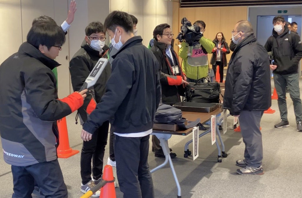 テロの未然防止に向け手荷物検査を体験する参加者ら＝小山町の富士スピードウェイ