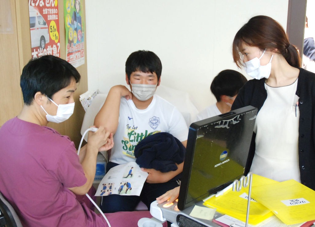 野球に取り組む小中学生の肘などをチェックした検診＝富士市の富士整形外科病院