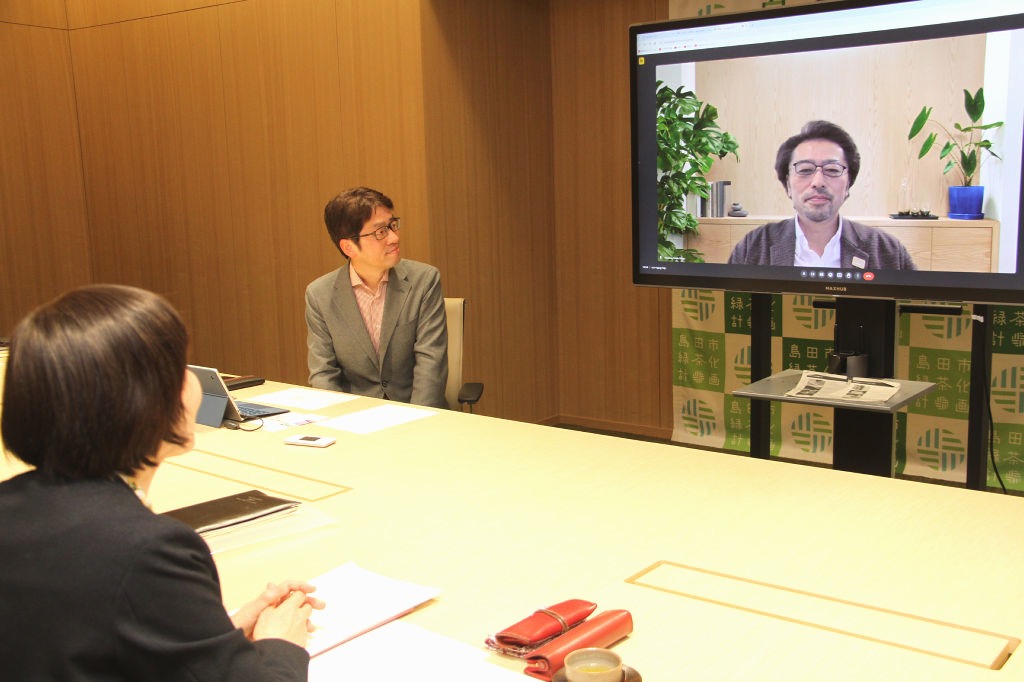染谷市長からオンラインで委嘱を受けた小出さん（右）＝島田市役所