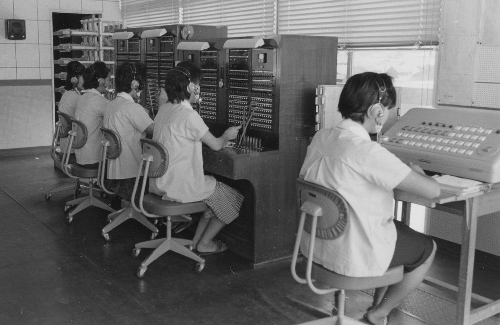 １９６０年代の交換室の様子。夜間の電話も対応していた（ＪＡみっかび提供）