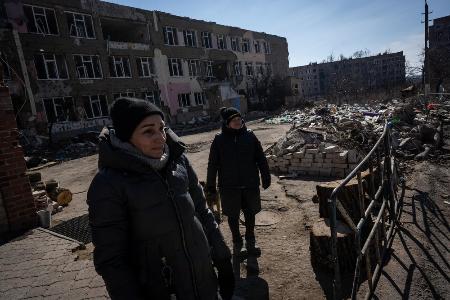 ウクライナ東部ドネツク州ウグレダルの破壊された建物と住民＝１２日（ゲッティ＝共同）