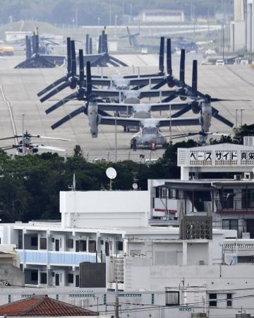 米軍普天間飛行場に駐機する米海兵隊ＭＶ２２オスプレイ＝８日、沖縄県宜野湾市