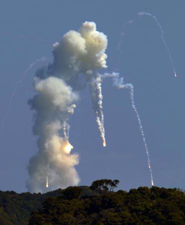 打ち上げ直後に爆発したスペースワンの小型ロケット「カイロス」１号機＝１３日午前１１時１分、和歌山県串本町