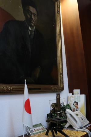 ガーナ・アクラにある日本大使館に飾られている野口英世が使った顕微鏡と野口の肖像画＝２月１日