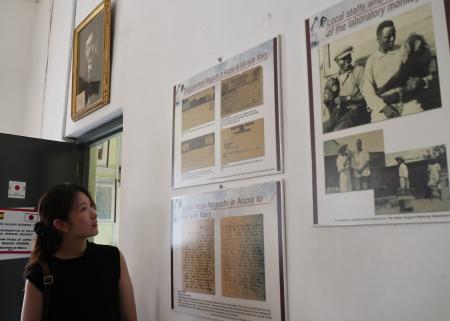 野口英世が使った研究室内の展示を見る日本人の学生＝２月２日、ガーナ・アクラ