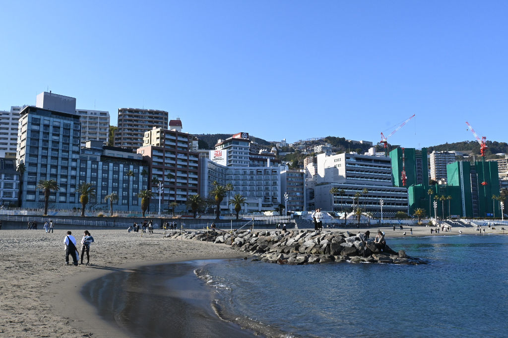 熱海市の海岸沿いに立ち並ぶ宿泊施設。２０２５年４月から宿泊税の徴収が開始される＝１４日午後、同市