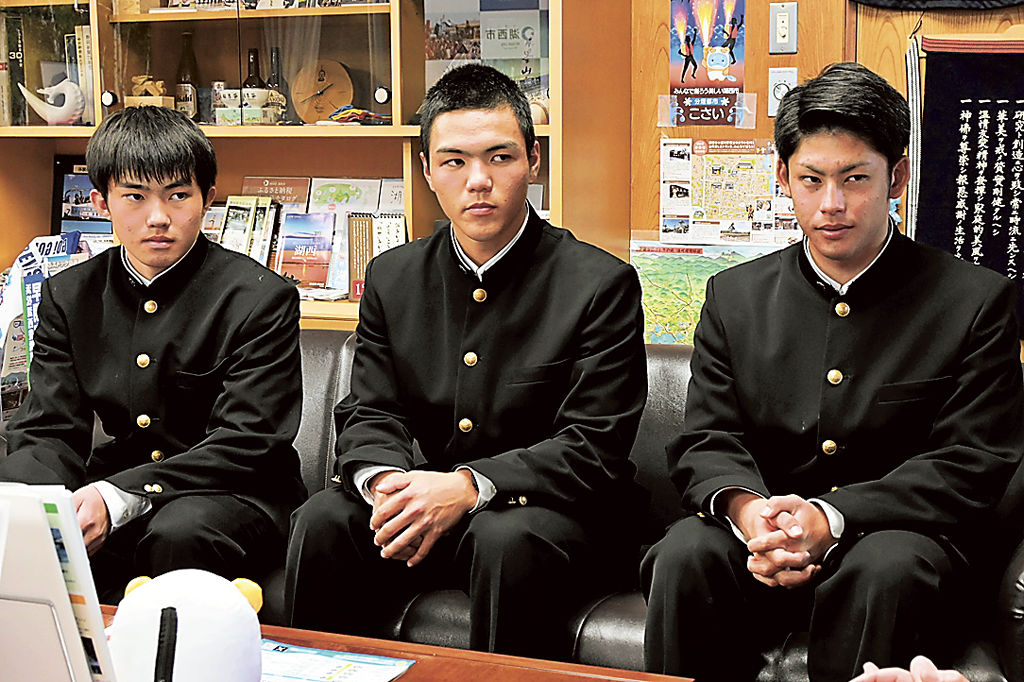全国大会への意気込みを語った（右から）和田さん、平山さん、近藤さん＝湖西市役所