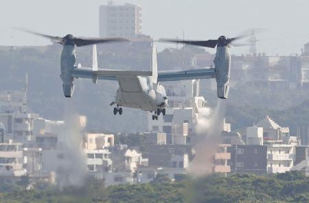 米軍普天間飛行場から離陸する米海兵隊ＭＶ２２オスプレイ＝１４日午前、沖縄県宜野湾市