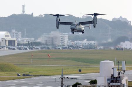 米軍普天間飛行場に着陸する米海兵隊ＭＶ２２オスプレイ＝１４日午後、沖縄県宜野湾市