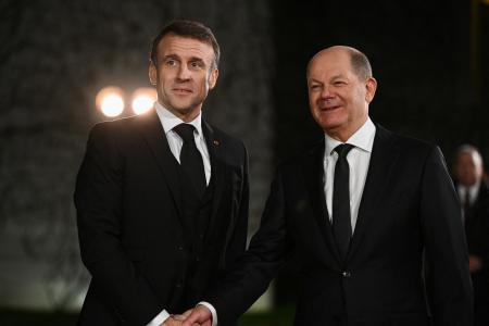 ドイツ・ベルリンの首相府でフランスのマクロン大統領（左）を迎えるショルツ首相＝１月（ロイター＝共同）