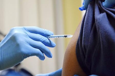 新型コロナワクチンの接種の様子＝２０２３年１２月、東京都内