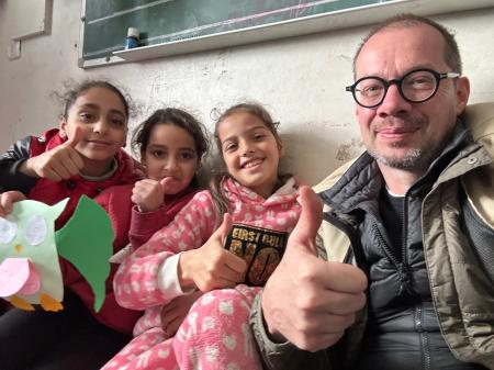 国連児童基金（ユニセフ）のレクリエーション活動に参加し、笑顔を見せる子どもたちとジョナタン・クリックス氏（右端）＝１月下旬、パレスチナ自治区ガザ南部ラファ（ユニセフ提供、共同）