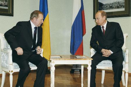 ２００４年１２月、モスクワで会談するウクライナのクチマ大統領（左）とロシアのプーチン大統領（タス＝共同）
