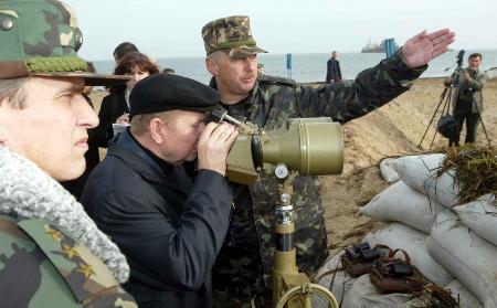 ウクライナ南部トゥズラ島からロシア側を視察するクチマ大統領（中央）＝２００３年（ウクライナ大統領府提供）