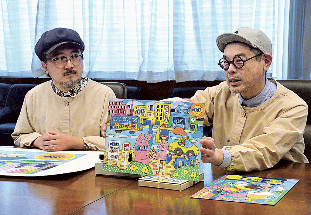 米国ニューヨークで展示される作品の原画を前に語る田川さん（左）と深沢さん＝沼津市役所
