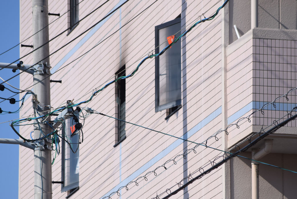 黒煙が吹き出し、窓ガラスの一部が落下したマンション４階の一室＝午後３時ごろ、静岡市葵区瀬名中央４丁目